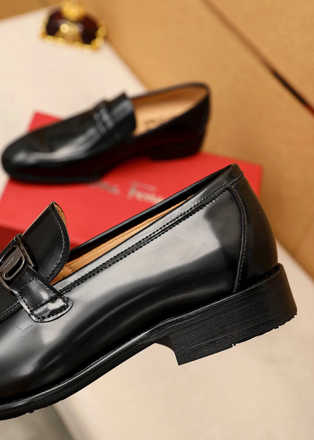 Men's shoes💰480💰 Product trademark: Ferragamo "Ferragamo" casual leather shoes Regular size: 38-44 (45🉑️customized) Product materials: Selected imported first-layer open-edge beaded calfskin upper + original hardware buckle, imported water-dyed cowhide leather lining. Strong three-dimensional visual effect, combined outsole Color: 1⃣️color optional